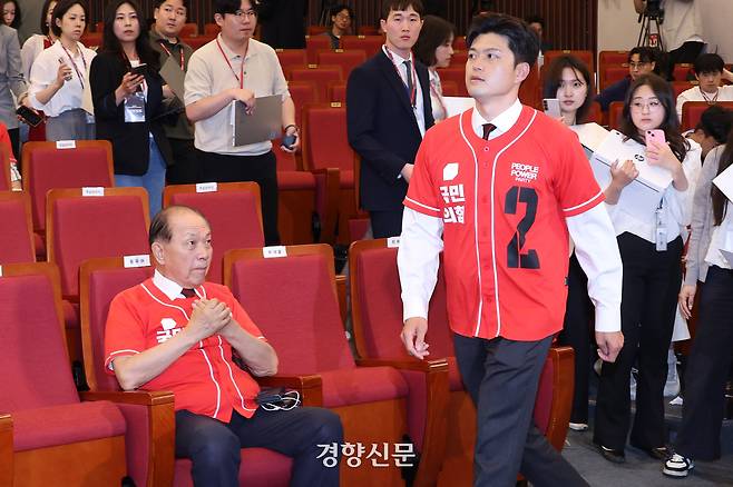 김용태 국민의힘 비상대책위원장이 3일 국회도서관에 마련된 국민의힘 개표상황실에서 제21대 대통련 선거 방송 3사 출구조사 결과를 지켜 본 뒤 퇴장하고 있다. 한수빈 기자