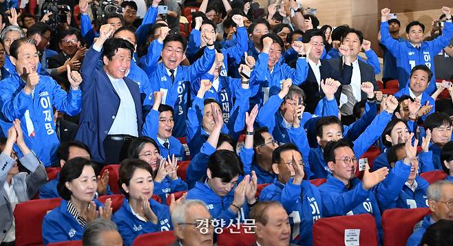 더불어민주당 의원들을 비롯한 관계자들이 3일 국회의원회관 개표상황실에서 제21대 대통령선거 지상파 출구조사 결과에서 이재명 후보가 51.7%로 앞서는 것으로 발표되자 환호하고 있다. 박민규 선임기자