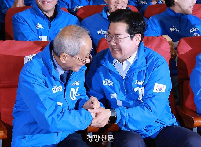 윤여준·박찬대 더불어민주당 상임총괄선대위원장을 비롯한 선대위 관계자들이 3일 국회의원회관 개표상황실에서 제21대 대통령선거 지상파 출구조사 결과에서 이재명 후보가 51.7%로 앞서는 것으로 발표되자 환호하고 있다. 박민규 선임기자