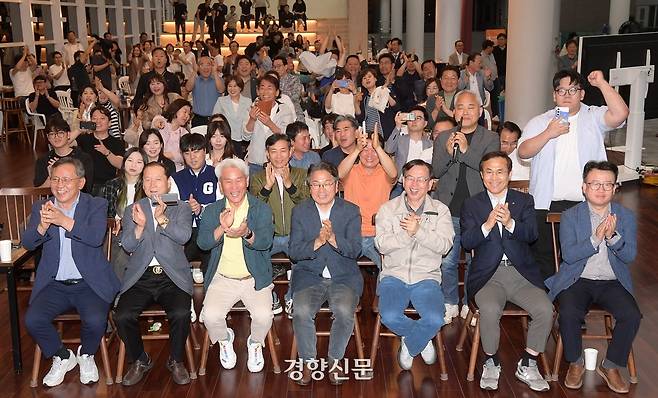 강기정 광주시장이 3일 광주시청 1층 시민홀에서 시민들과 함께 21대 대통령선거 개표방송을 보고 있다. 광주전남사진기자협회 제공.