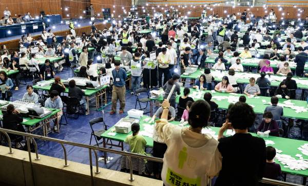 3일 남구 부경대에 마련된 개표장에서 개표작업이 진행되고 있다. / 전민철 기자 jmc@