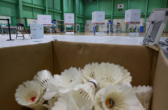 A polling station is set up at an indoor badminton court in Gangnam-gu, southern Seoul, Monday. (Yonhap)