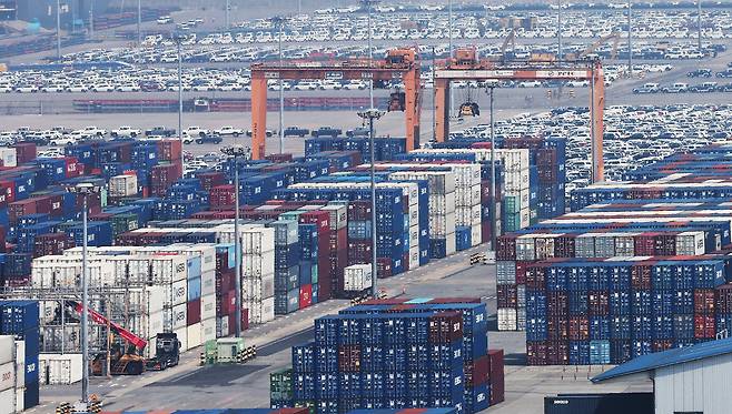Containers are seen stacked at Pyeongtaek Port in Gyeonggi Province on June 1. (Yonhap)