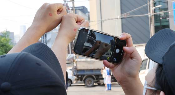 A couple takes a photo after voting at the No. 2 polling station in Incheon on June 3. [YONHAP]