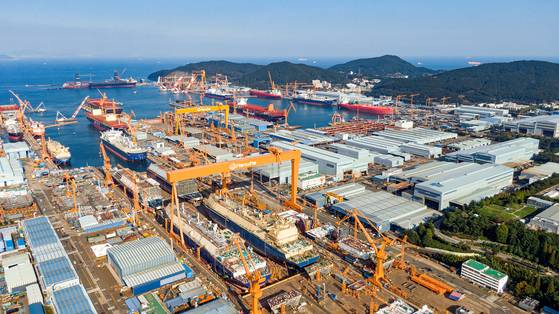 Four liquefied natural gas carriers are built simultaneously at Dock 1 of Hanwha Ocean’s Geoje, South Gyeongsang shipyard. [MINISTRY OF TRADE, INDUSTRY AND ENERGY]