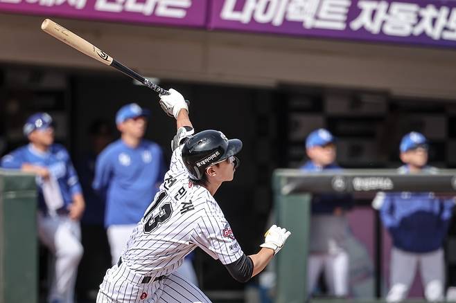 Lotte Giants shortstop Jeon Min-jae hits a home run during a KBO game against the Samsung Lions at Sajik Baseball Stadium in Busan on May 18. [JOONGANG ILBO]