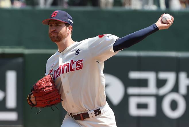 Lotte Giants starter Charlie Barnes pitches against the NC Dinos during a KBO game at Sajik Baseball Stadium in Busan on May 4. [YONHAP]