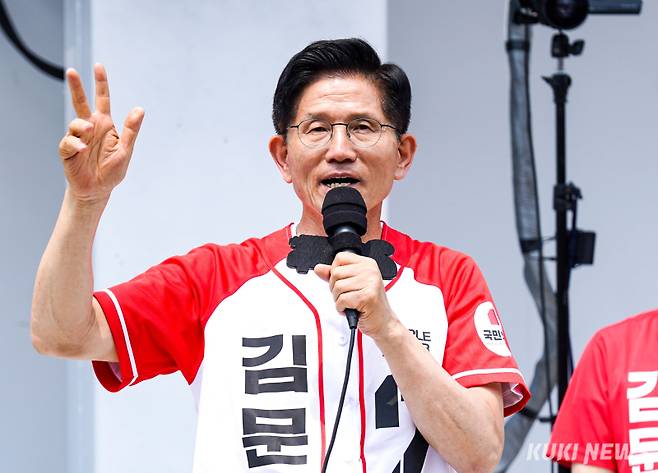 김문수 국민의힘 대선 후보가 지난달 경기 시흥시 삼미시장에서 열린 집중유세 현장에서 지역 당협위원장 등과 함께 시민들에게 인사하고 있다. 유희태 기자&nbsp;&nbsp;