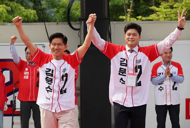 김문수 국민의힘 대선 후보가 지난달 30일 경기 가평군청평시계탑 광장에서 열린 유세에서 김용태 비상대책위원장과 함께 시민들에게 지지를 호소하고 있다. 연합뉴스