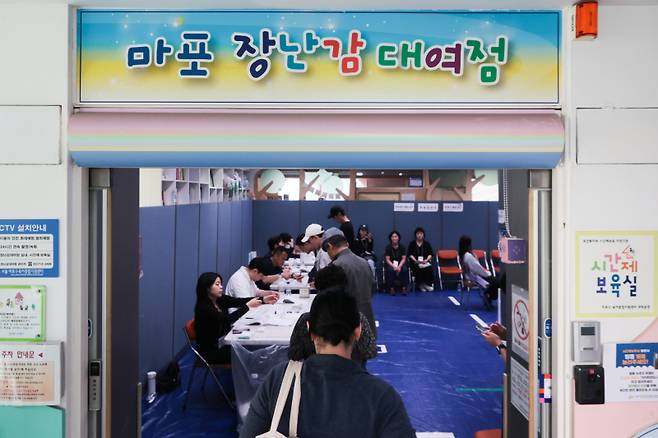 &nbsp;21대 대통령선거 투표일인 3일 서울 마포구 도화장난감대여점에 마련된 도화동 제1투표소에서 유권자들이 투표하고 있다.&nbsp;