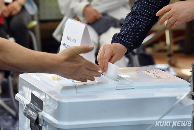 제21대 대통령 선거일인 3일 서울 용마초등학교 내에 설치된 중곡2동 제4투표소에서 유권자들이 소중한 한표를 행사하고 있다. 곽경근 대기자