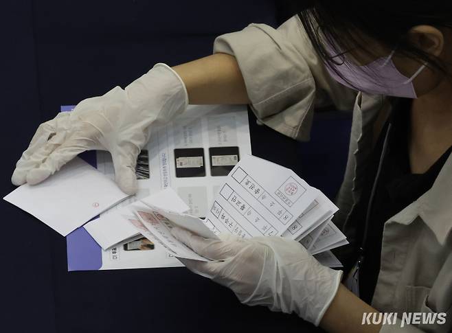 제21대 대통령선거가 치러진 3일 서울 중구 구민회관에 마련된 개표소에서 관계자들이 개표작업을 하고 있다. 유희태 기자