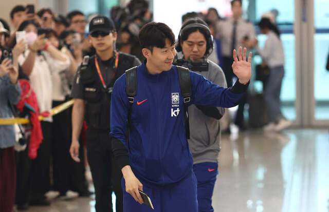 한국 축구 대표팀 주장 손흥민이 2일 인천국제공항 제1터미널을 통해 이라크로 출국하면서 팬들에게 손을 흔들어 인사하고 있다. 연합뉴스