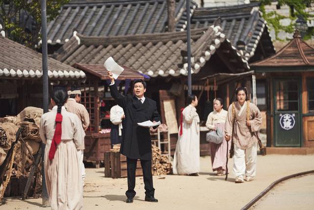 일본인으로서 조선 땅을 찾은 선교사 2인의 역사적 서사가 하이브리드 다큐멘터리 형식의 영화로 관객들을 만난다. 사진은 극중 조선인들에게 전도지를 전하며 복음을 전하는 노리마츠 마사야스 선교사의 모습이 담긴 스틸 컷. 커넥트픽처스 제공