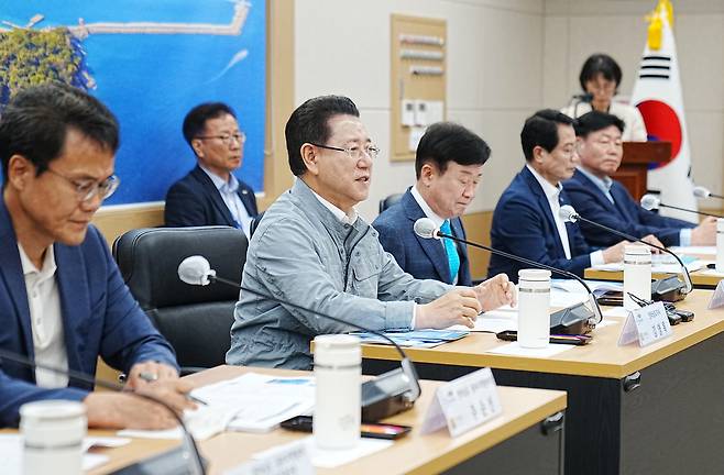 김영록 전라남도지사가 2일 여수시청에서 열린 ‘COP33 남해안 남중권 유치 현장 간담회’에서 관계자들과 COP33 유치 방안에 대해 논의하고 있다. 전남도 제공