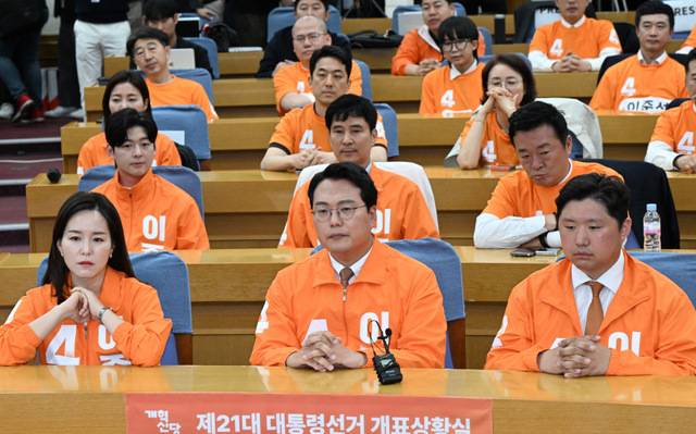 천하람 개혁신당 상임선대위원장 등 개혁신당 당원들이 3일 서울 여의도 국회 의원회관에서 방송3사 출구조사 결과를 보고 있다. 최현규 기자