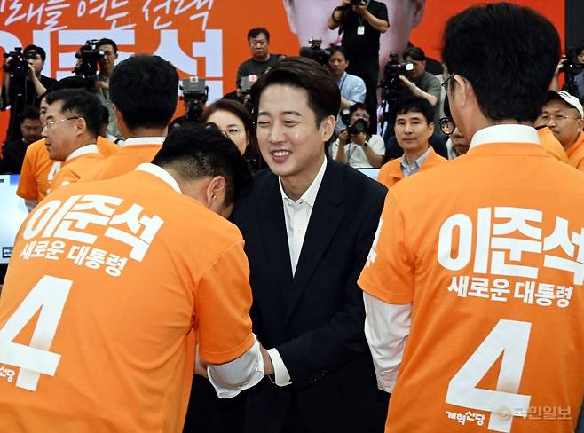 개혁신당 이준석 대선 후보가 3일 방송 3사 출구조사 발표를 확인한 뒤 서울 국회 여의도 의원회관에 마련된 당 개표상황실에 도착해 당원들과 인사하고 있다. 이병주 기자