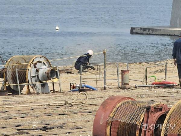 평택 현덕면 기산리 평택호 인근에서 근로자가 당국으로부터 허가를 받지 않은 채 바지선 해체작업을 하고 있다. 윤동현기자
