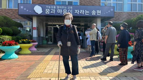 3일 오전 인천 동구 송현초등학교에서 김영인(88)씨가 투표를 마친 뒤 기념촬영을 하고 있다. 노재영기자