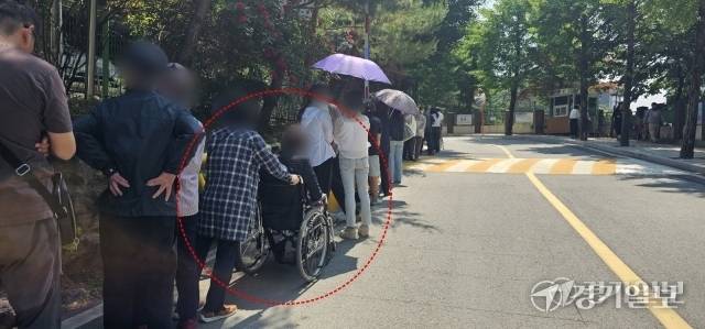 3일 오전10시40분 평택시 비전2동 평택여자중학교(제1투표소)에 투표 대기줄이 길게 늘어져 있는 가운데 몸이 불편한 정성순씨(68)가 별도의 안내 없이 일반유권자들 사이에서 하염없이 기다리고 있다. 윤동현기자
