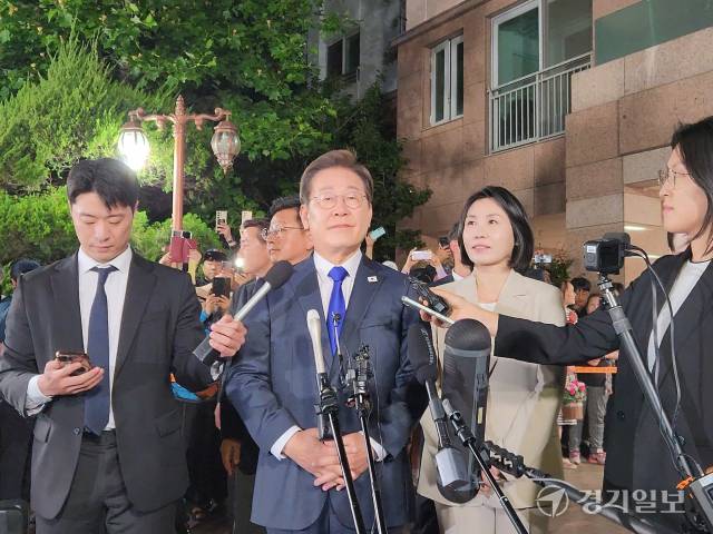 더불어민주당 이재명 후보가 3일 오후 11시50분께 제21대 대통령선거 개표 결과 당선 확실이 나온 뒤 인천 계양구 자택 앞에서 지지자들에게 인사를 하고 있다. 황남건기자