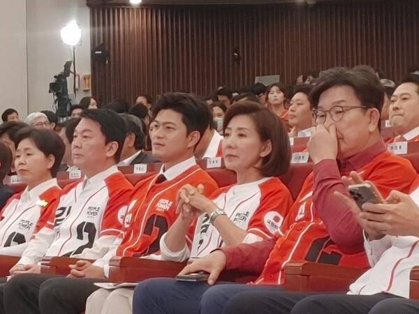 ▲출구조사를 지켜보는 국민의힘 선대위 지도부. 사진=조현호 기자