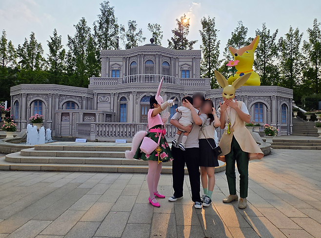 가족이 로로티 캐슬 앞에서 기념사진을 찍고 있다 / 사진=김혜성 여행+ 기자