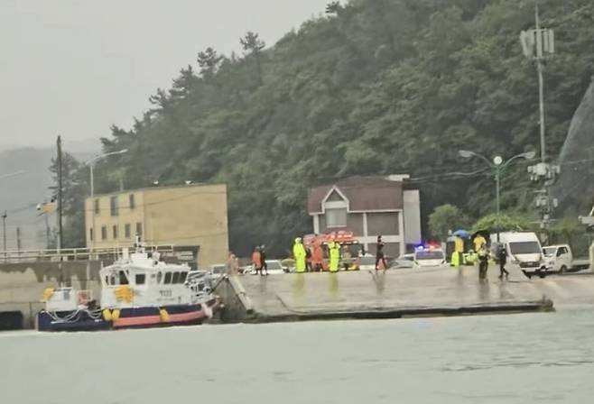 목포해경이 지난 2일 진도군 진도항에서 일가족 4명이 탑승한 차량을 수색하고 있다.[사진 = 목포해경]