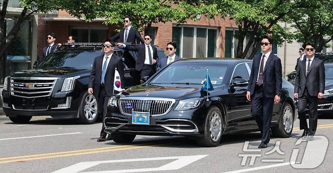 대통령경호처가 제21대 대통령 취임식을 일주일 앞둔 27일 서울 강서구 경호안전교육원에서 대통령의 절대 안전 확보를 위한 경호 훈련 현장을 언론에 공개했다. [뉴스1]