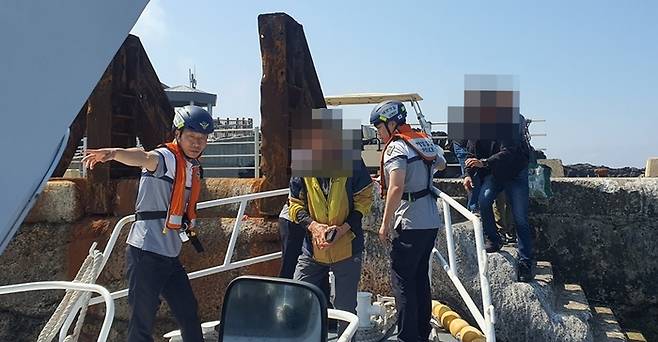 서귀포해양경찰서는 제21대 대통령 선거일인 3일 기상악화로 발이 묶인 마라도 유권자 4명을 위해 연안구조정을 투입해 이송 지원에 나섰다.[서귀포해양경찰서 제공]