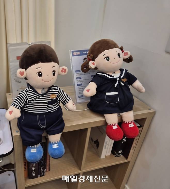 시니어와 양방향 대화가 가능한 인공지능(AI) 돌봄로봇 ‘효돌’ ‘효순’. 차창희 기자