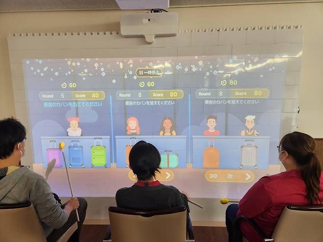 일본 교토 요양시설에 진출한 한국의 인지능력 개선 시니어 웰니스 케어 플랫폼 ‘액서브레인’의 모습. 인키움