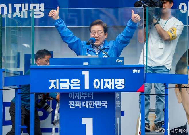 (광명=뉴스1) 안은나 기자 = 이재명 더불어민주당 대통령 후보가 제21대 대통령선거를 하루 앞둔 2일 오후 경기 광명시 철산로데오 광장을 찾아 지지를 호소하고 있다 2025.6.2/뉴스1  Copyright (C) 뉴스1. All rights reserved. 무단 전재 및 재배포,  AI학습 이용 금지. /사진=(광명=뉴스1) 안은나 기자