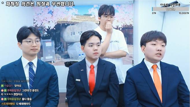 이승빈 스트리머는 지난달 27일 (왼쪽부터) 권지웅 전 더불어민주당 비상대책위원, 이호석 국민의힘 도봉구의회 의원, 김민규 개혁신당 대통령 선거대책위원회 대변인 등 청년 정치인을 초청해 함께 대선 토론을 시청했다./사진=SOOP 캡처