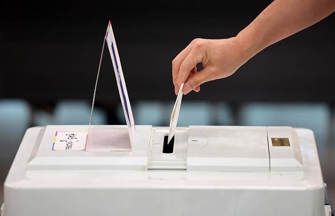 제21대 대통령 선거일인 3일 대구 중구 성내3동 행정복지센터에 마련된 성내3동 제2투표소에서 유권자가 투표를 하고 있다./사진=뉴시스