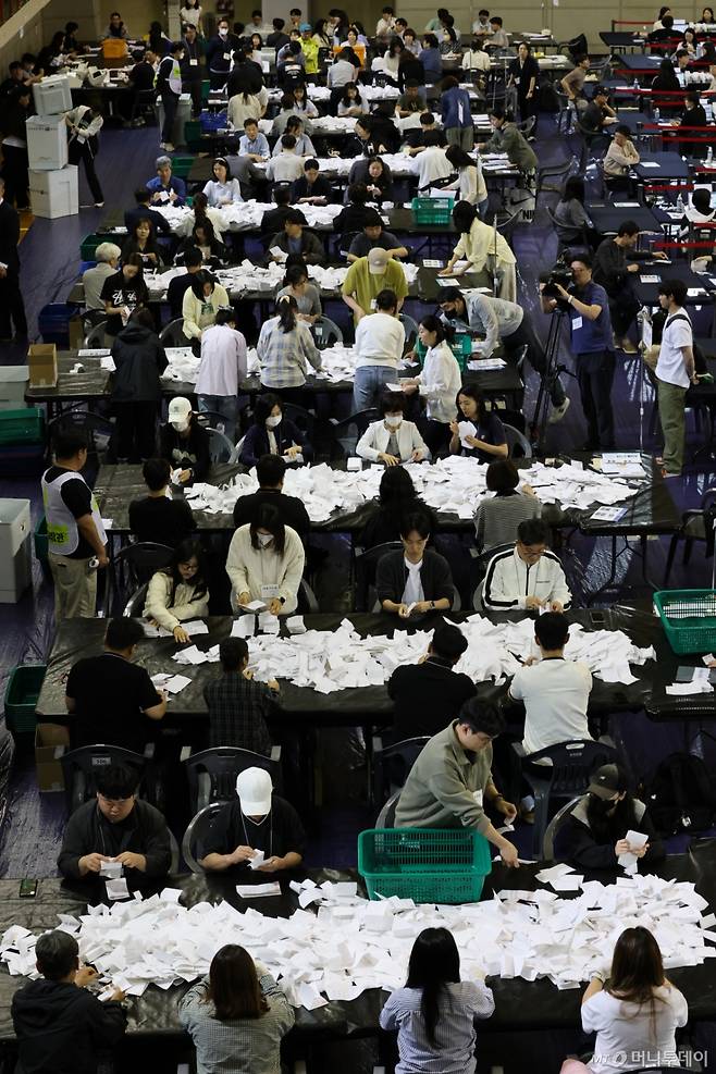 21대 대통령 선거 투표가 실시된 3일 대전 서구 KT인재개발원에 마련된 개표소에서 개표사무원들이 투표용지를 분류하고 있다. 2025.6.3/뉴스1  Copyright (C) 뉴스1. All rights reserved. 무단 전재 및 재배포,  AI학습 이용 금지. /사진=(대전=뉴스1) 김기태 기자