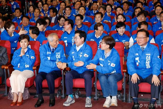 (서울=뉴스1) 안은나 기자 = 더불어민주당 강금실(앞줄 왼쪽부터), 윤여준, 박찬대, 정은경, 김부겸 선대위원장이 3일 오후 서울 여의도 국회의원회관 개표상황실에서 제21대 대통령선거 이재명 대통령 후보 51.7% 출구조사 결과에 기뻐하고 있다. 2025.6.3/뉴스1  Copyright (C) 뉴스1. All rights reserved. 무단 전재 및 재배포,  AI학습 이용 금지. /사진=(서울=뉴스1) 안은나 기자