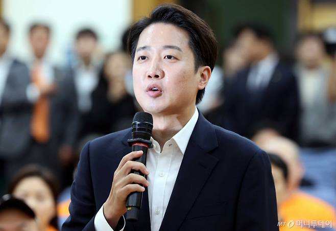 [서울=뉴시스] 이준석 개혁신당 대선후보가 3일 서울 여의도 국회 의원회관에 마련된 제21대 대통령선거 개표상황실을 방문해 입장을 밝히고 있다. 2025.06.03.