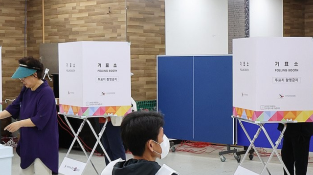 21대 대통령선거 사전투표 이틀째인 지난달 30일 인천 부평구청에 마련된 투표소에서 유권자들이 투표하고 있다. 연합뉴스