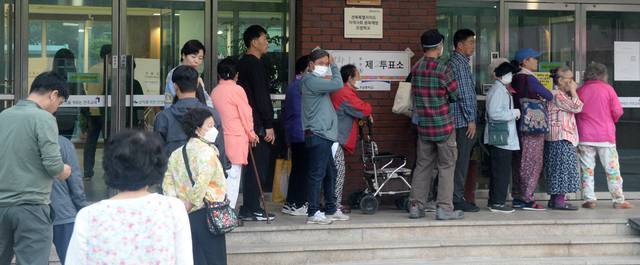 ]제21대 대통령선거일인 3일 전북 전주시 완산구 평화1동 제2투표소(전주남중학교)를 찾은 시민들이 투표를 하기 위해 줄지어 서 있다. 뉴시스