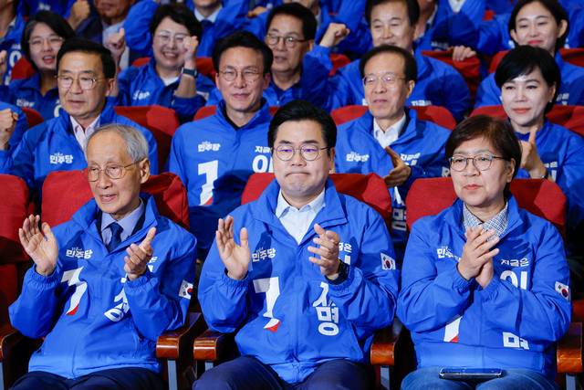 더불어민주당 윤여준, 박찬대 상임 총괄선대위원장, 정은경 총괄선대위원장이 3일 서울 여의도 국회의원회관에 마련된 제21대 대통령선거 개표상황실에서 출구조사 결과 발표가 나오자 기뻐하고 있다. 연합뉴스