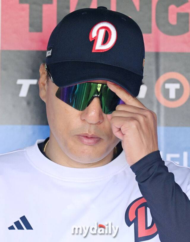 23일 오후 서울 잠실야구장에서 진행된 '2025 프로야구 KBO리그' 두산베어스와 NC다이노스의 경기. 두산 이승엽 감독이 경기전 훈련에서 인터뷰를 갖고 있다./마이데일리