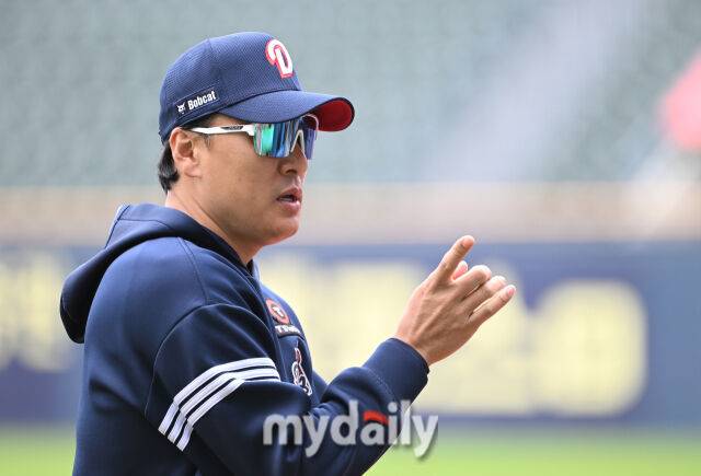 27일 오후 서울 잠실야구장에서 진행된 '2025 프로야구 KBO리그' 두산 베어스와 롯데 자이언츠의 경기. 두산 이승엽 감독이 경기전 인터뷰를 갖고 있다./마이데일리