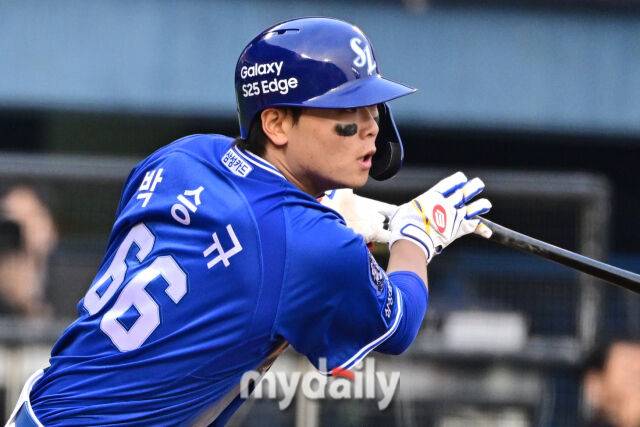 31일 서울 잠실야구장에서 열린 '2025 신한 SOL BANK KBO리그' 삼성 라이온즈와 LG 트윈스 경기. 삼성 박승규가 6회초 2사 1루에 안타를 치고 있다./마이데일리