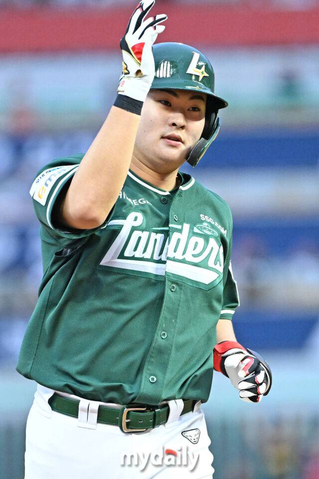 24일 인천 SSG랜더스필드에서 열린 '2025 신한 SOL BANK KBO리그' LG 트윈스와 SSG랜더스 경기. SSG 고명준이 6회말 첫 타자로 나와 역전 솔로포를 친 뒤 그라운드를 돌고 있다./마이데일리