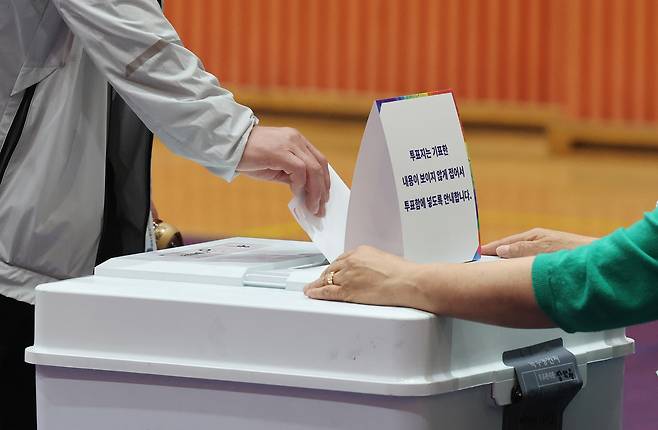 제21대 대통령 선거일인 3일 울산시 남구 신정중학교 체육관에 마련된 옥동 제3투표소에서 유권자가 투표하고 있다. [연합]