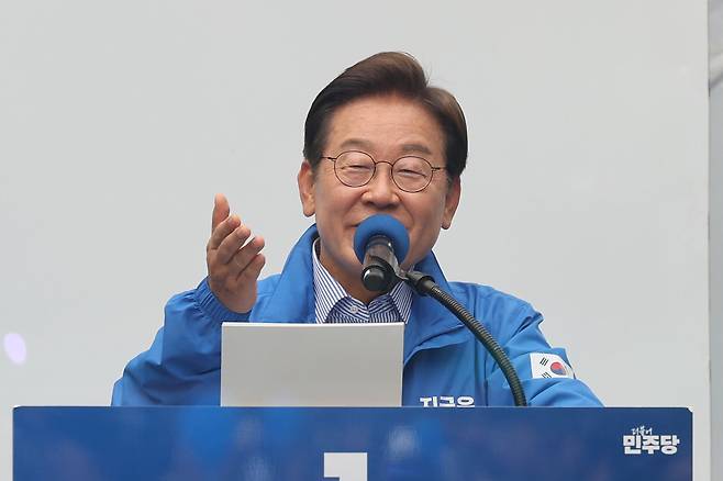 더불어민주당 이재명 대선 후보가 선거를 하루 앞둔 2일 경기 성남 분당 야탑광장에서 열린 집중유세에서 시민들에게 지지를 호소하고 있다. [연합]