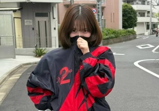 그룹 에스파 멤버 카리나는 최근 SNS에 빨간색 숫자 2가 쓰여진 점퍼를 입은 사진을 올렸다가, 정치색 논란에 휩싸이자 삭제했다. 이후 카리나와 소속사 SM엔터테인먼트는 정치적 목적이나 의도가 없었다며 사과했다. [카리나 SNS]