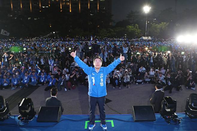 이재명 더불어민주당 대선 후보가 2일 오후 서울 여의도공원에서 열린 마지막 유세에서 지지자들을 배경으로 기념촬영을 하고 있다. 임세준 기자