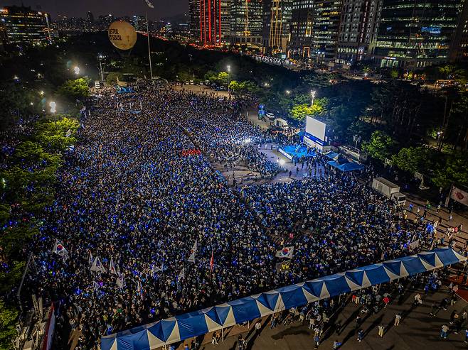 2일 오후 서울 여의도공원에서 열린 이재명 더불어민주당 대선 후보 유세를 찾은 많은 지지자들이 이 후보의 유세를 지켜보고 있다. 임세준 기자